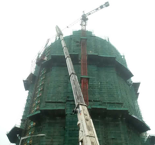 中原吊车在工地上作业